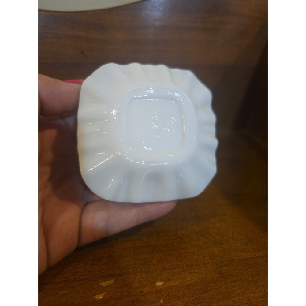 Avon Sitting Pretty Kitten Cat Milk Glass Pillow Perfume Bottle Vanity VTG - Picture 4 of 5